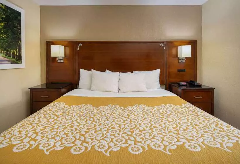 Отель Days Inn By Wyndham Thomaston