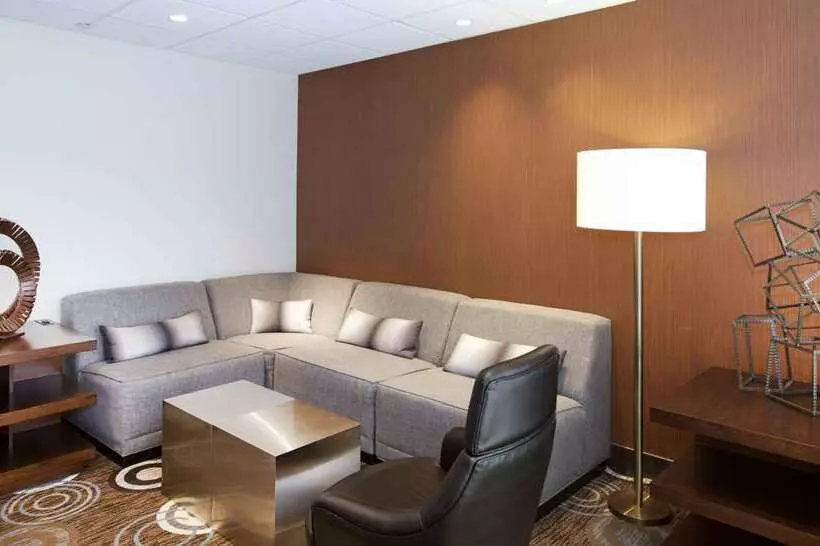 ホテル Embassy Suites By Hilton Detroit Livonia Novi