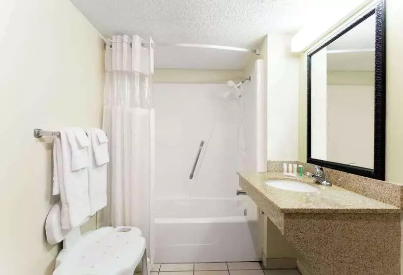 فندق Howard Johnson By Wyndham Tallahassee