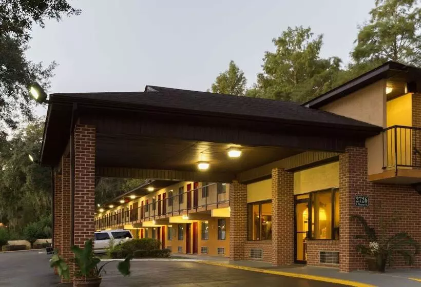 فندق Howard Johnson By Wyndham Tallahassee