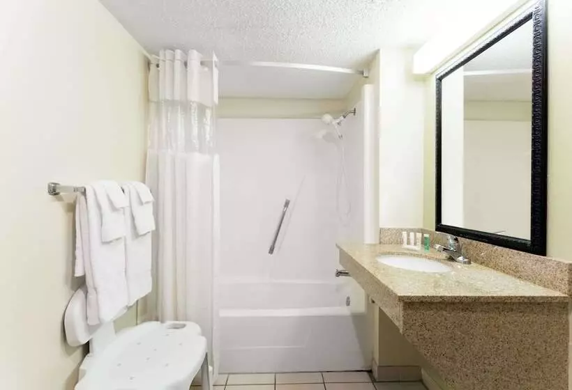 فندق Howard Johnson By Wyndham Tallahassee