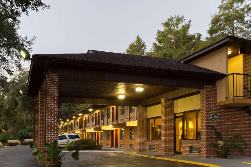 Hotel Howard Johnson By Wyndham Tallahassee