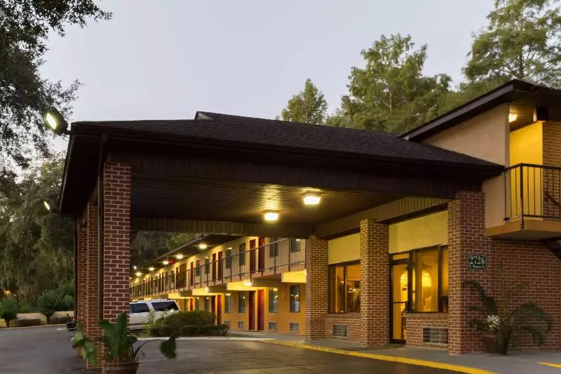 فندق Howard Johnson By Wyndham Tallahassee