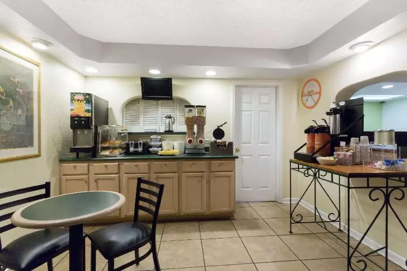 فندق Howard Johnson By Wyndham Tallahassee