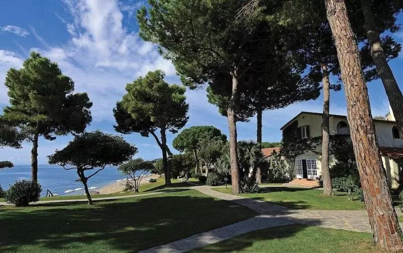 Отель Is Morus Relais