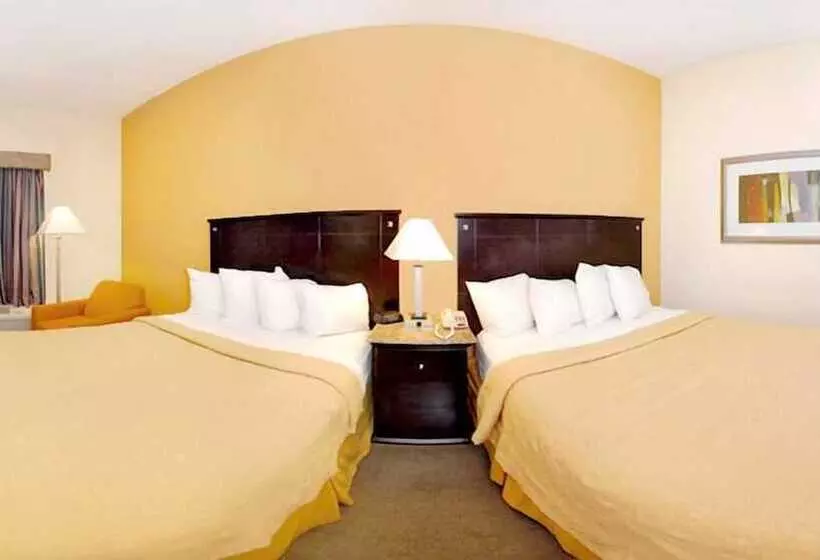 호텔 Quality Inn & Suites