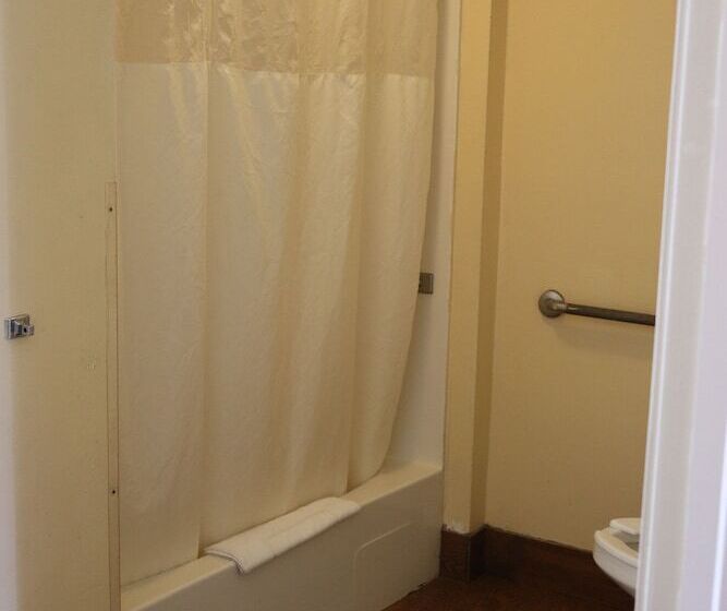 فندق Woodstream Inn