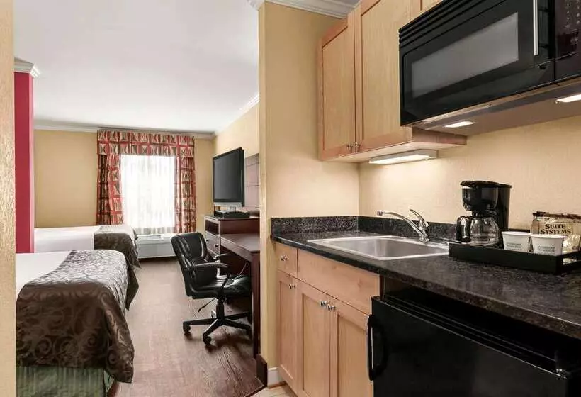 هتل Comfort Inn & Suites