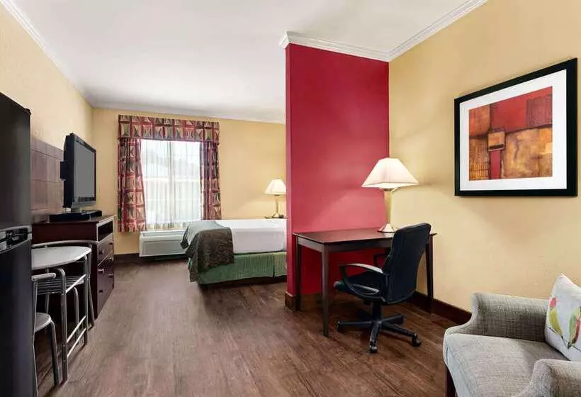 هتل Comfort Inn & Suites