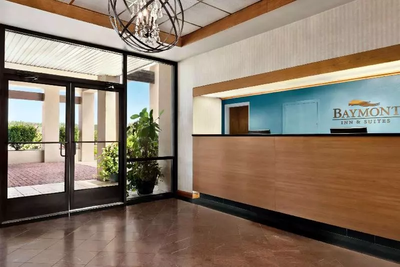 هتل Comfort Inn & Suites