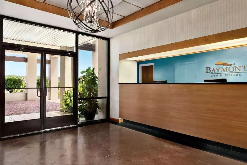 هتل Comfort Inn & Suites