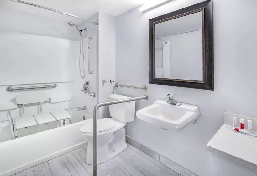 ホテル Days Inn & Suites By Wyndham Colonial