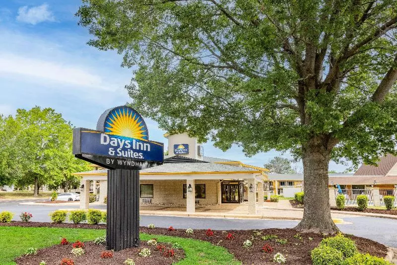 ホテル Days Inn & Suites By Wyndham Colonial