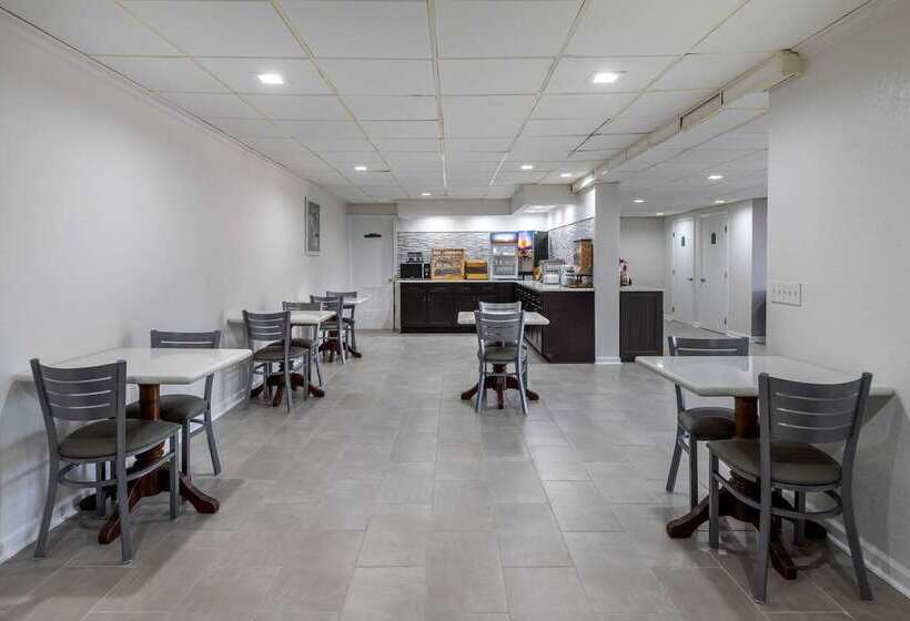 فندق Econo Lodge At The University