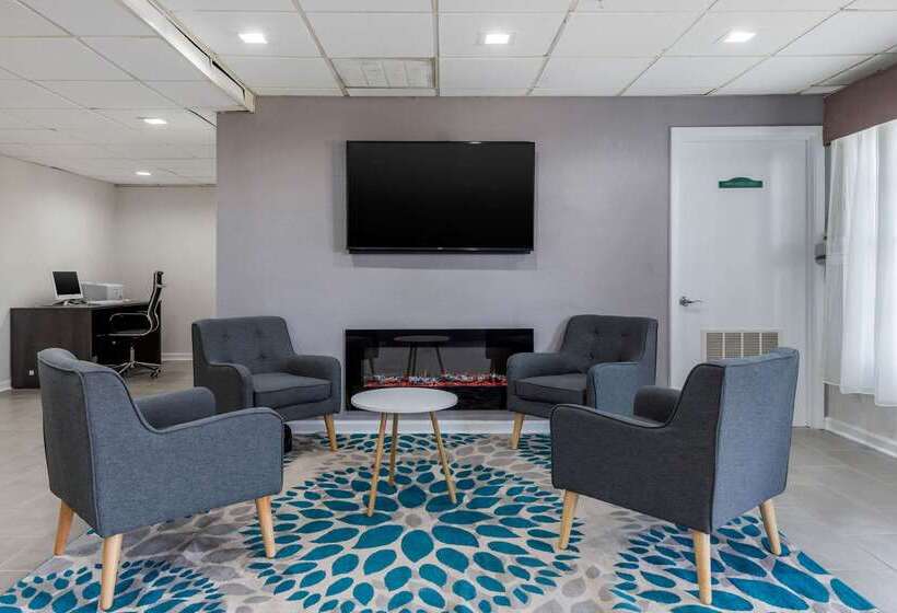 فندق Econo Lodge At The University