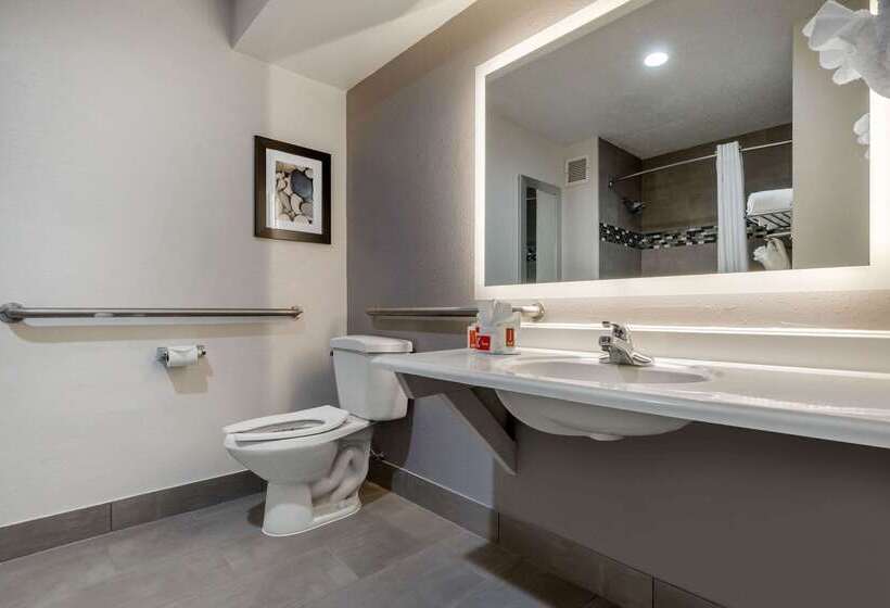 فندق Econo Lodge At The University