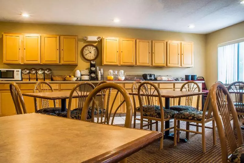 Hotel Econo Lodge Painted Post   Corning