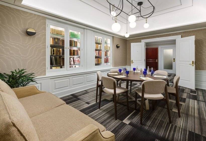 The Algonquin Hotel Times Square, Autograph Collection