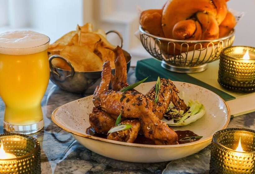 The Algonquin Hotel Times Square, Autograph Collection