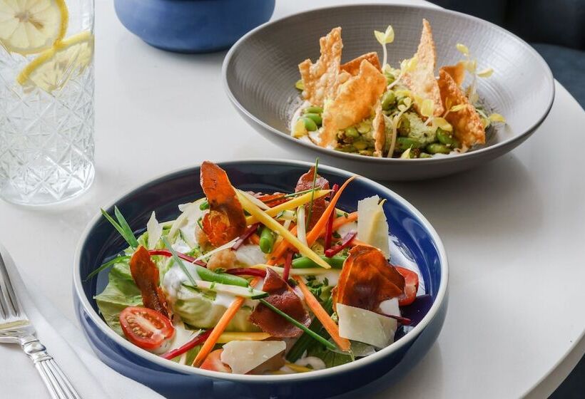 The Algonquin Hotel Times Square, Autograph Collection