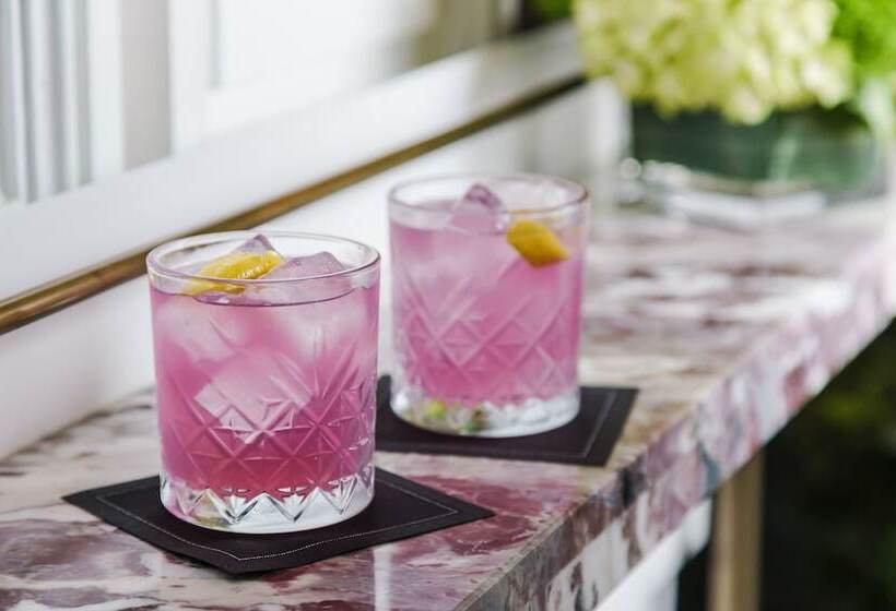 The Algonquin Hotel Times Square, Autograph Collection