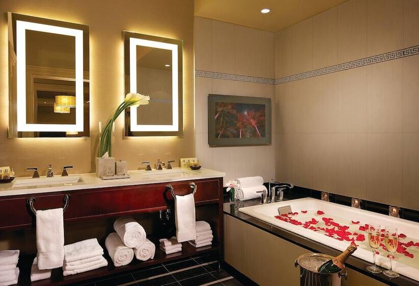 The Algonquin Hotel Times Square, Autograph Collection