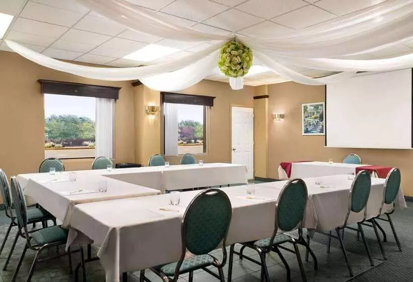 酒店 Days Inn By Wyndham Ste. Helene De Bagot