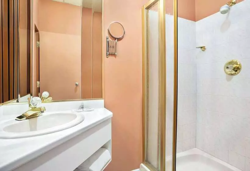 酒店 Days Inn By Wyndham Ste. Helene De Bagot