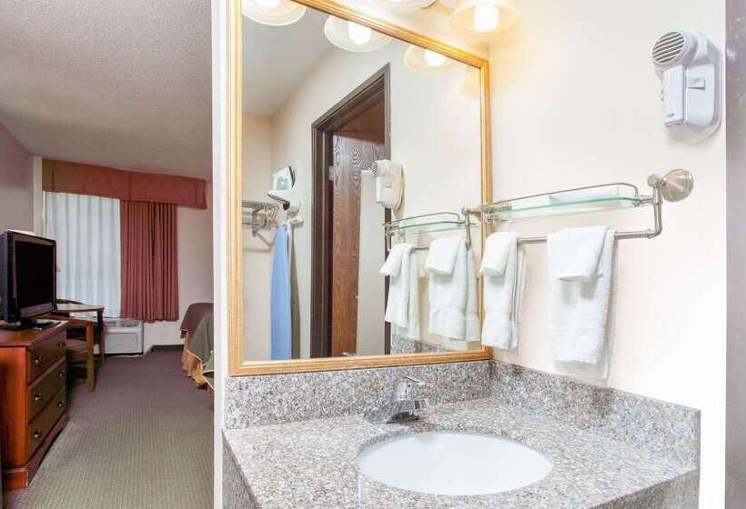 Отель Days Inn & Suites By Wyndham Mt Pleasant