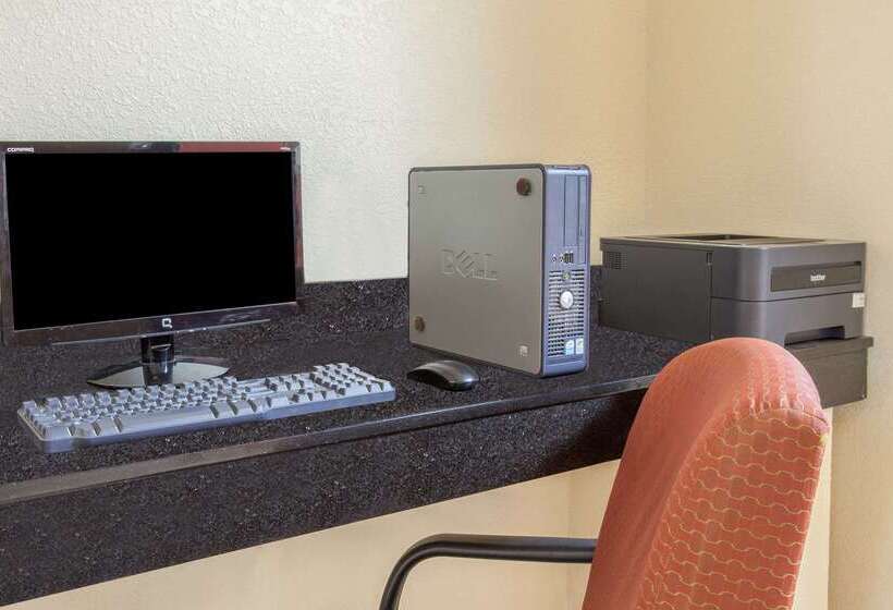 Отель Days Inn & Suites By Wyndham Mt Pleasant