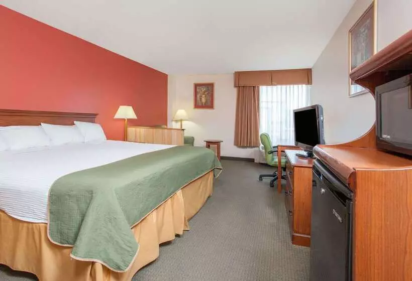 Отель Days Inn & Suites By Wyndham Mt Pleasant