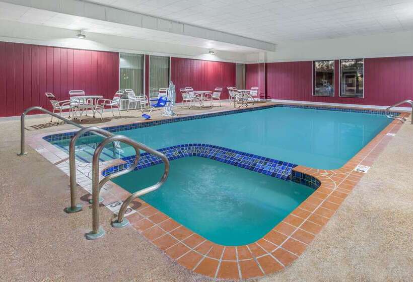 Отель Days Inn & Suites By Wyndham Mt Pleasant