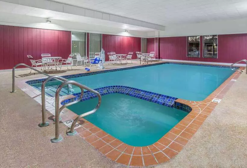 Отель Days Inn & Suites By Wyndham Mt Pleasant