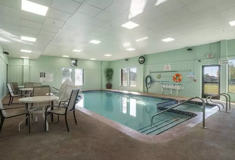 Отель Days Inn & Suites By Wyndham Mt Pleasant