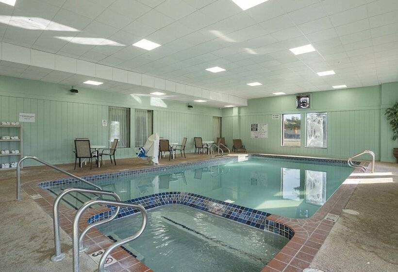 Отель Days Inn & Suites By Wyndham Mt Pleasant