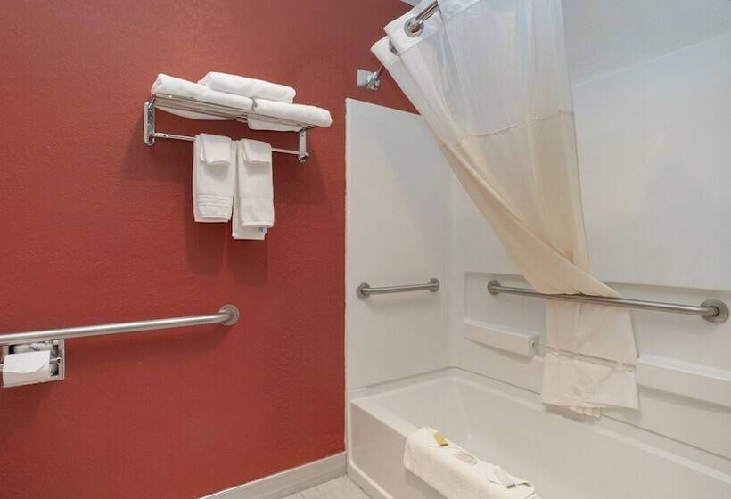 Отель Days Inn & Suites By Wyndham Mt Pleasant