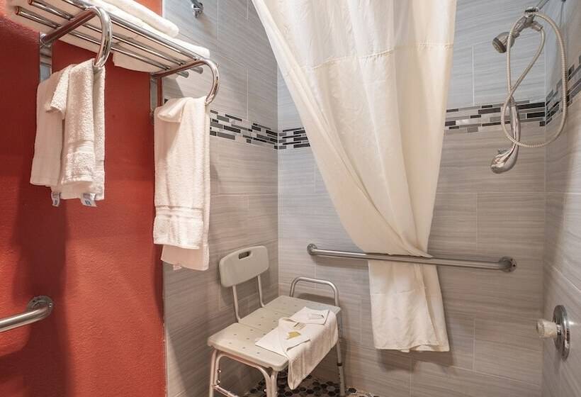 Отель Days Inn & Suites By Wyndham Mt Pleasant