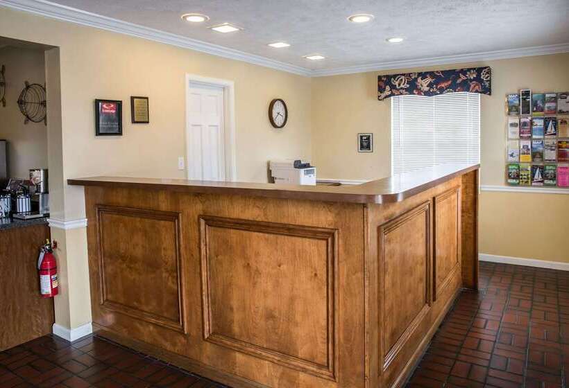 Отель Econo Lodge Crystal Coast