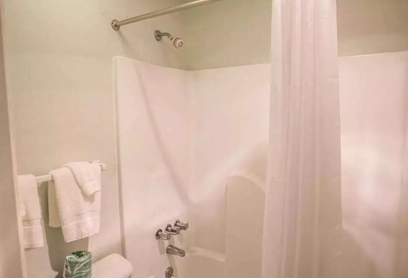 Отель Econo Lodge Crystal Coast