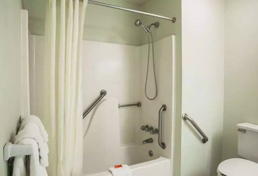 Отель Econo Lodge Crystal Coast