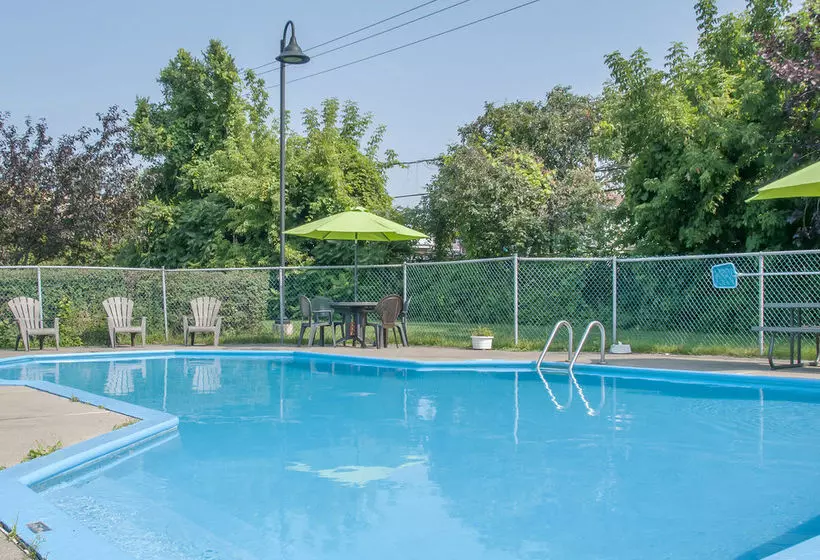 호텔 Econo Lodge Laval