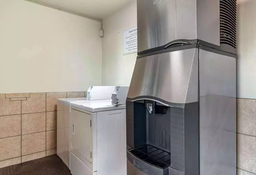 בית מלון כפרי Econo Lodge Portland Airport