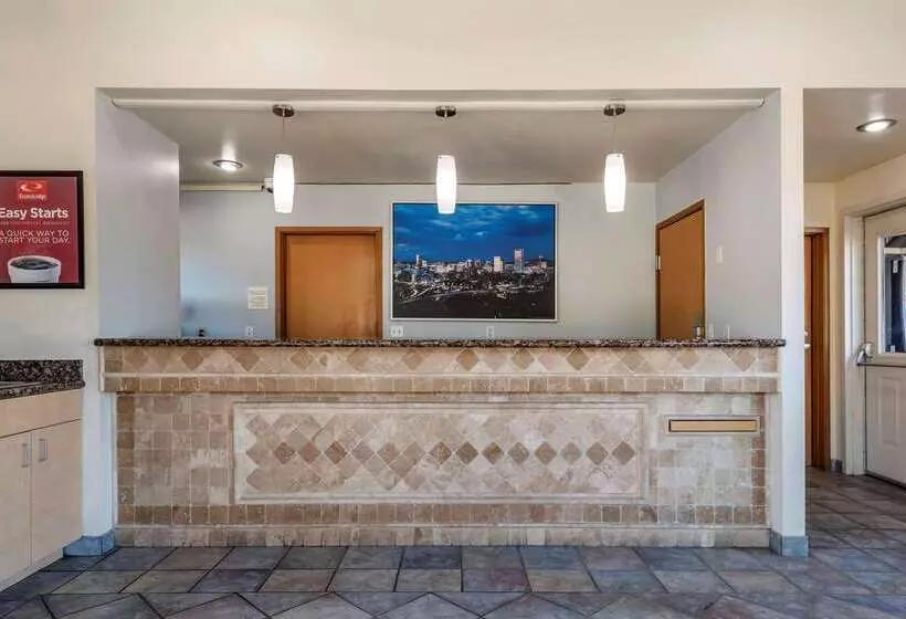 בית מלון כפרי Econo Lodge Portland Airport