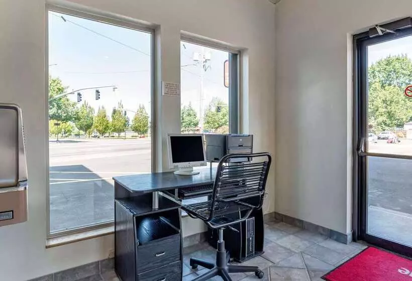 בית מלון כפרי Econo Lodge Portland Airport