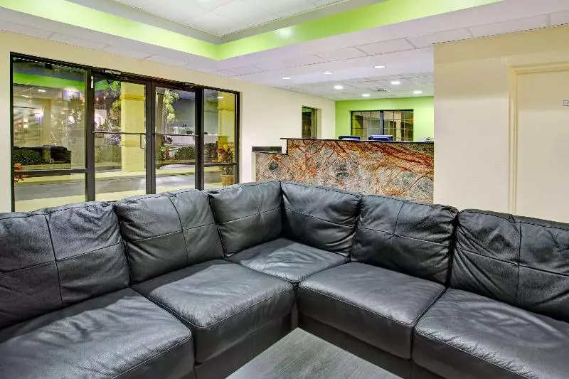 هتل Ocean Breeze Inn