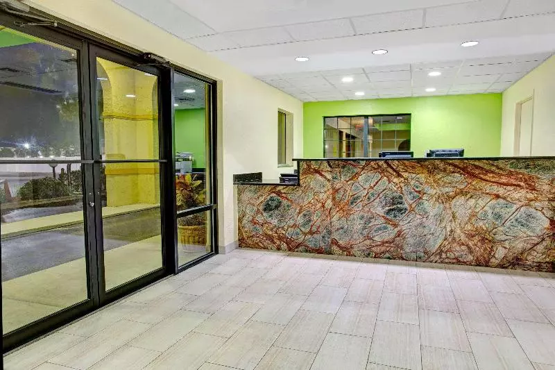 هتل Ocean Breeze Inn