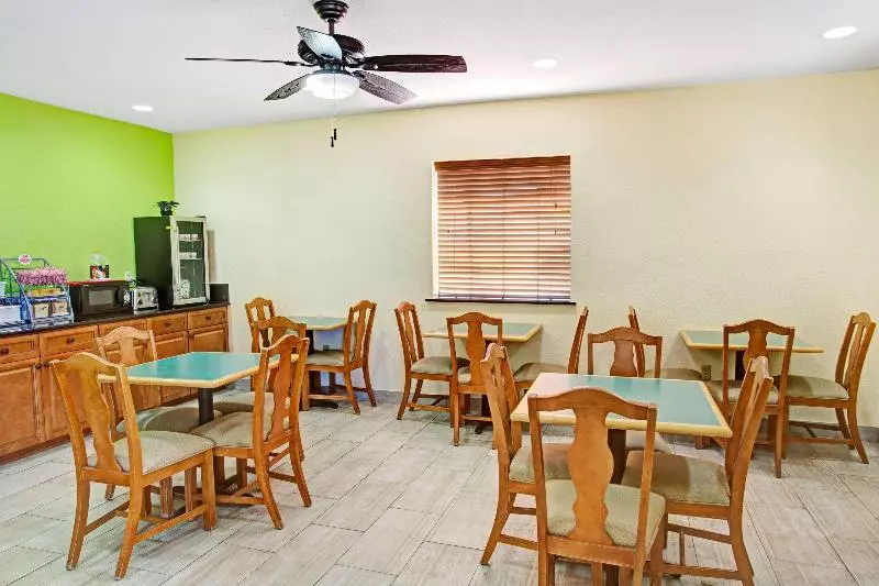 هتل Ocean Breeze Inn