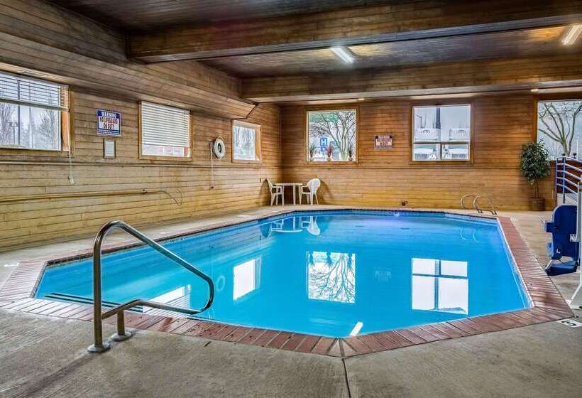 בית מלון כפרי Quality Inn & Suites Vancouver North