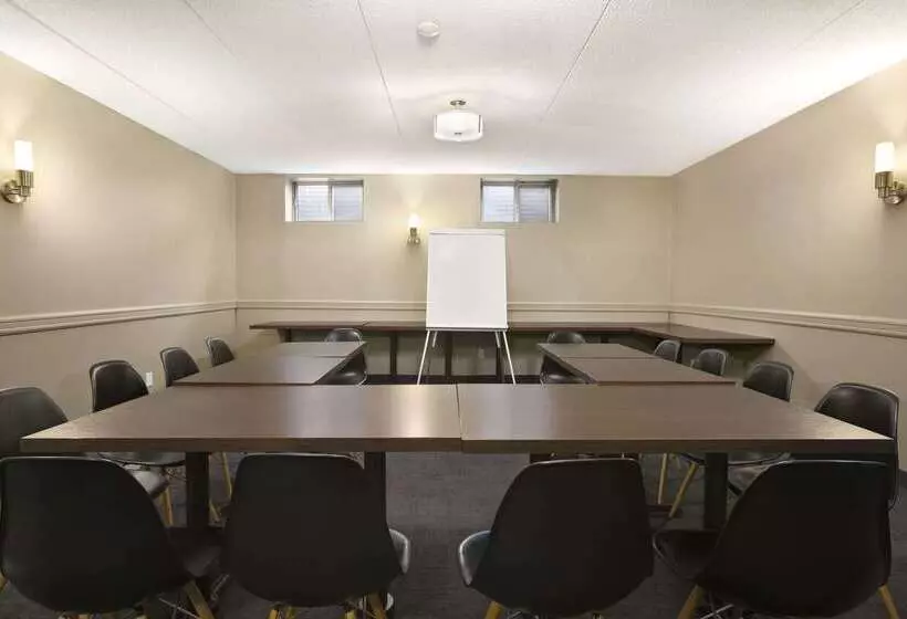 酒店 Days Inn By Wyndham Stouffville