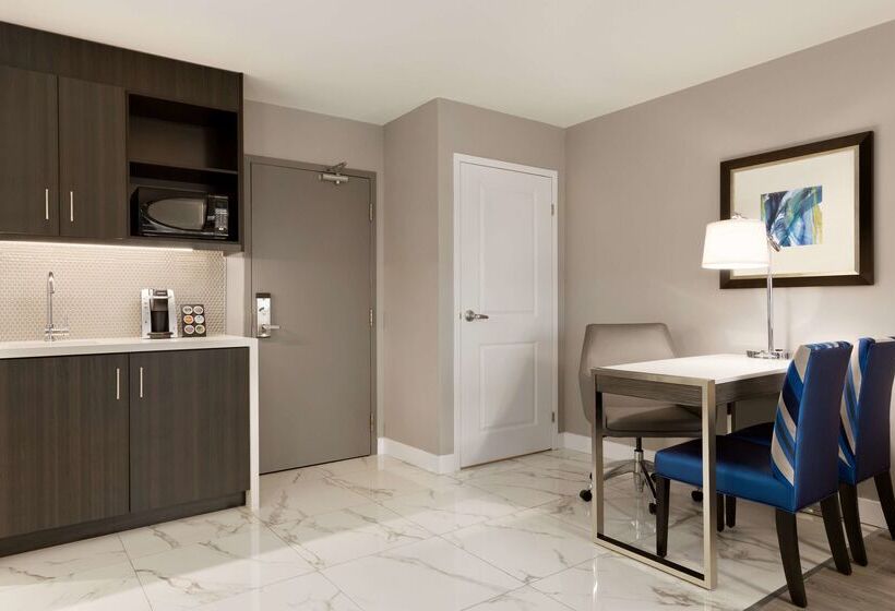 فندق Embassy Suites By Hilton Toronto Airport